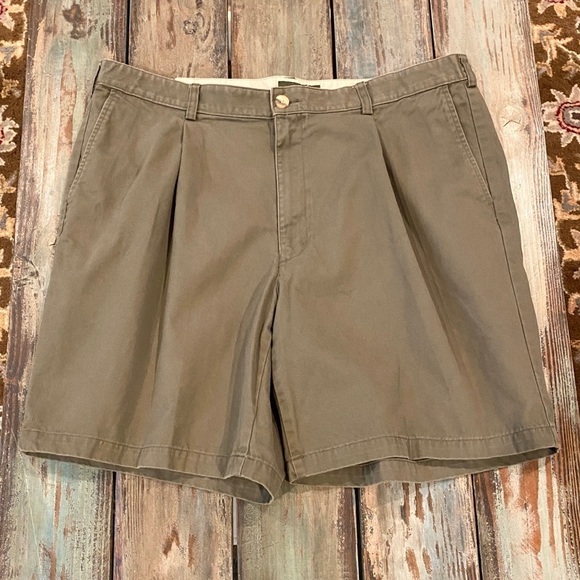 Eddie Bauer Pleated Shorts, Men’s Sz 40 Olive / Army Green Khakis Walking Golf - Picture 1 of 6